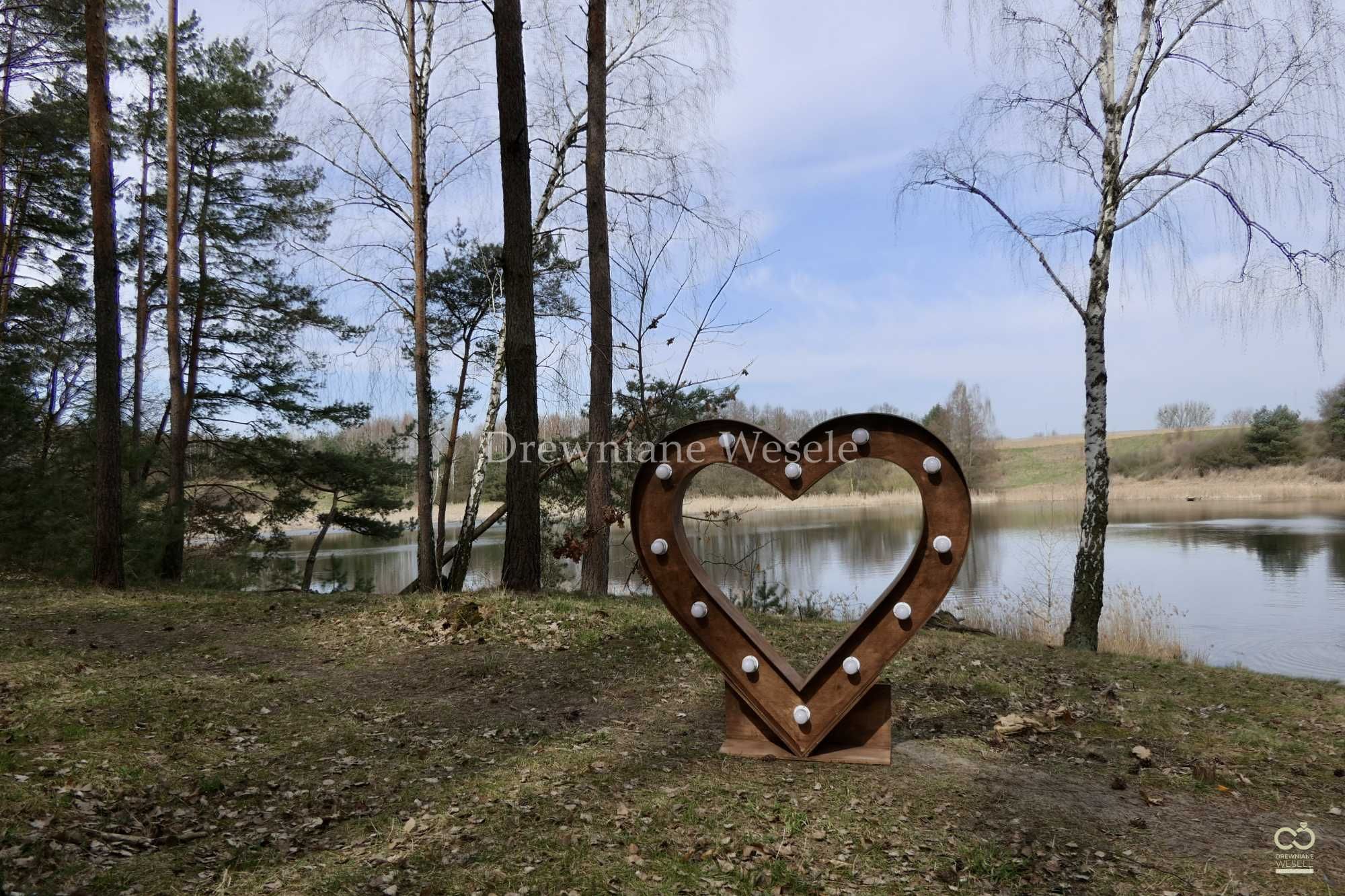 Rustykalne, oświetlane serce! Dekoracje na ślub, wesele