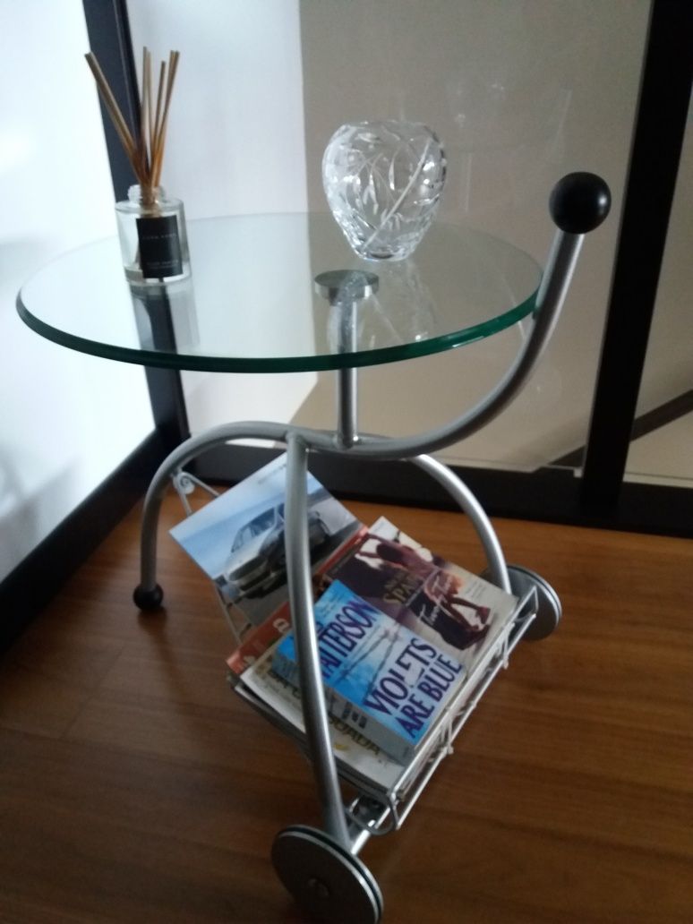 Mesainha apoio e para revistas de vidro com rodas