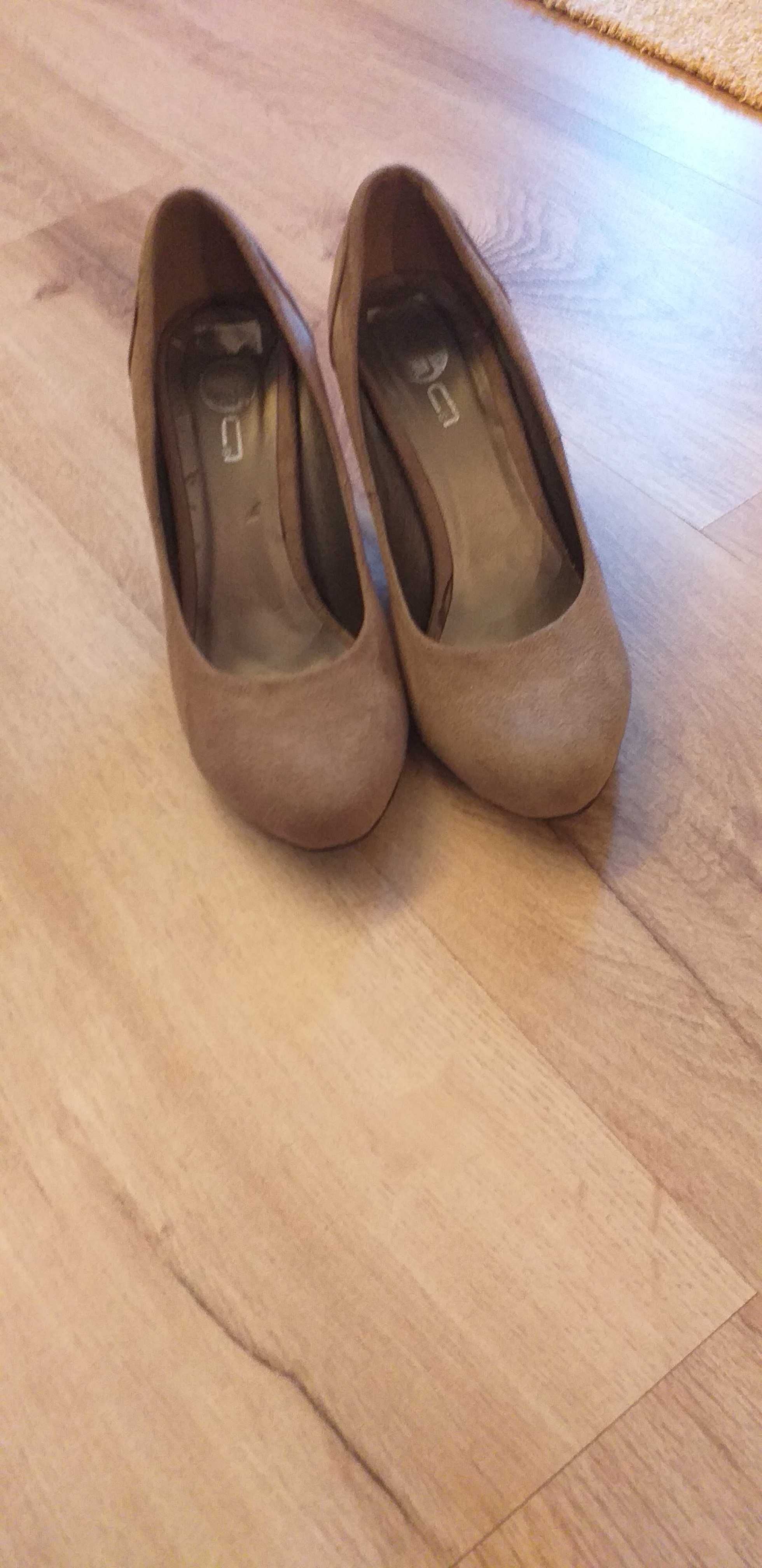 Sapatos bege de salto