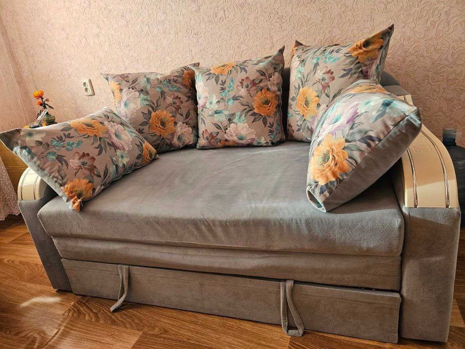 Диван розкладний із великим спальним місцем