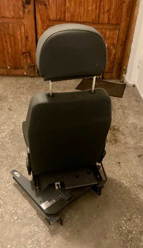 Nowy fotel samochodowy z płytą obrotową dla osoby niepełnosprawnej
