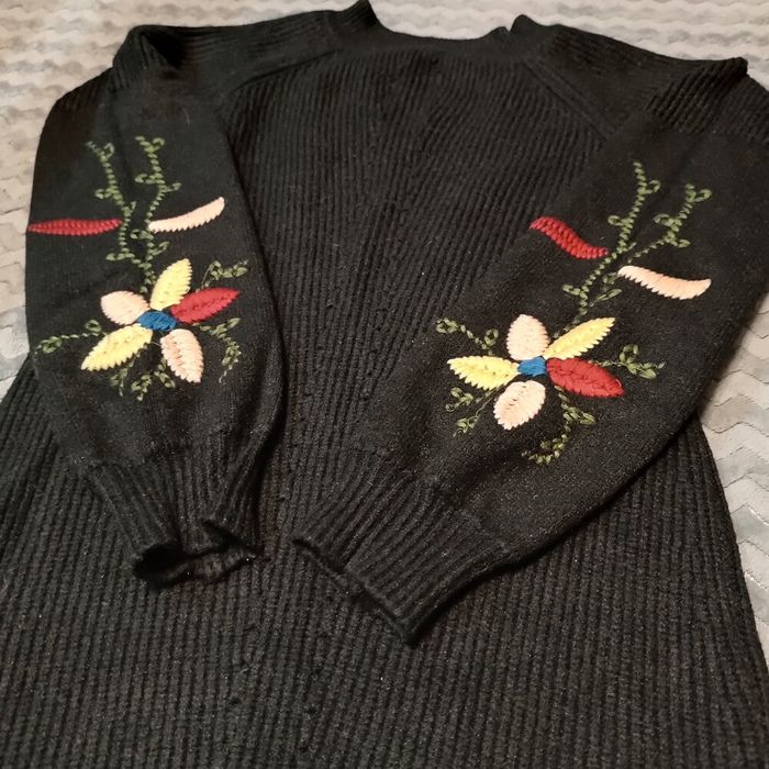 Мега тепла сукня з вишивкою.