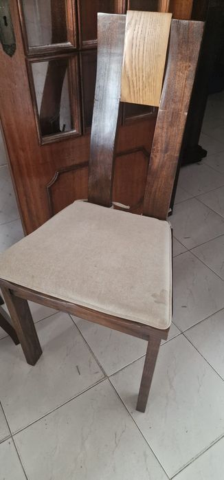 Mesa e cinco cadeiras em carvalho