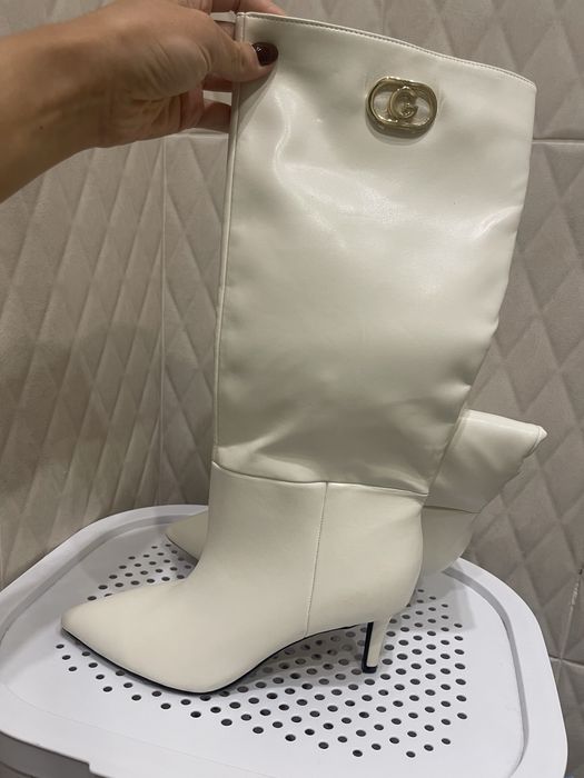 Білі чоботи на каблуку