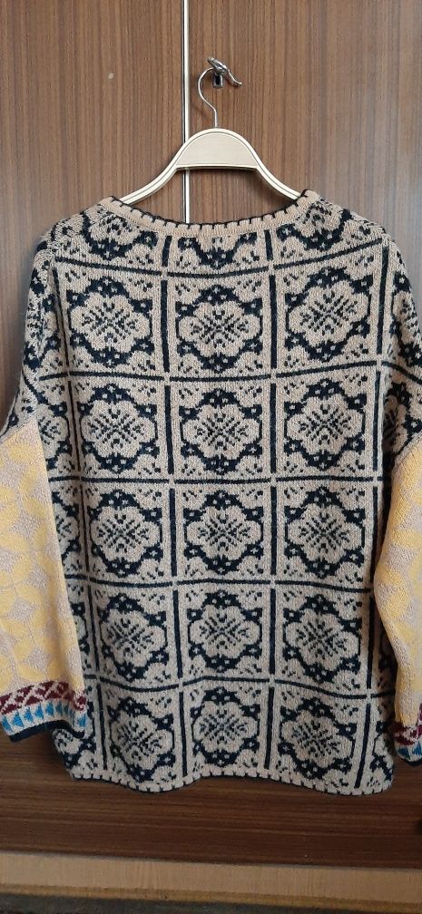 Nietuzinkowy sweter z wełną