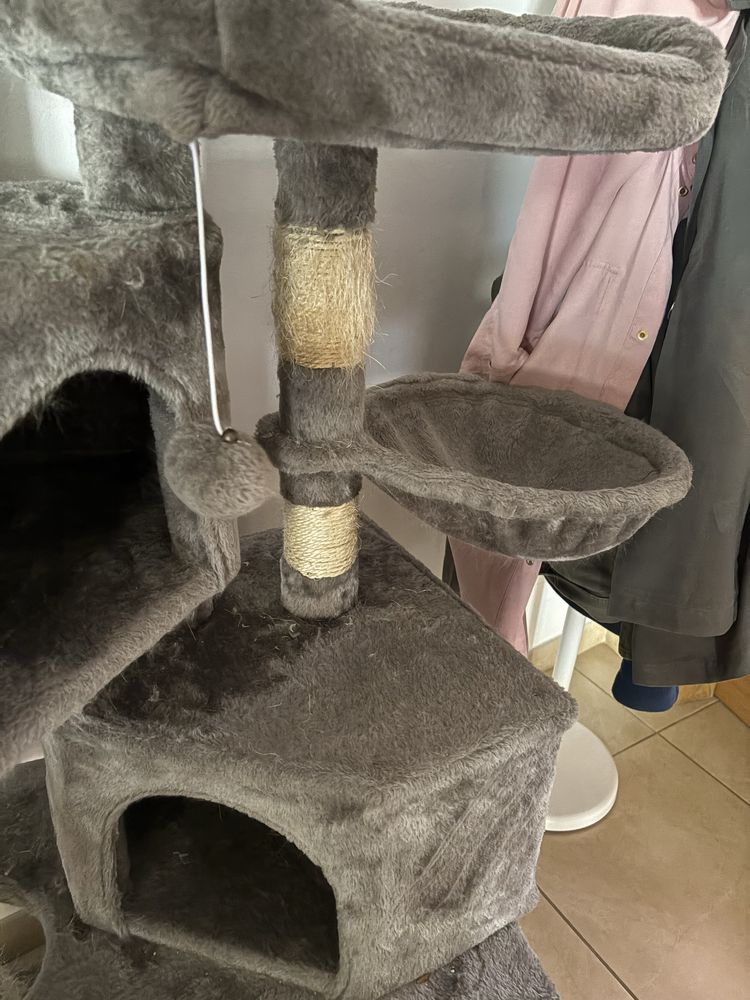 Poste tipo arranhador / arvore para  gatos usada grande