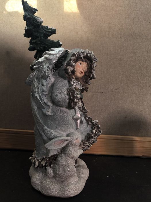 Boneca Natal Anjo com Coelho e Árvore
Linda boneca de Natal com tema d