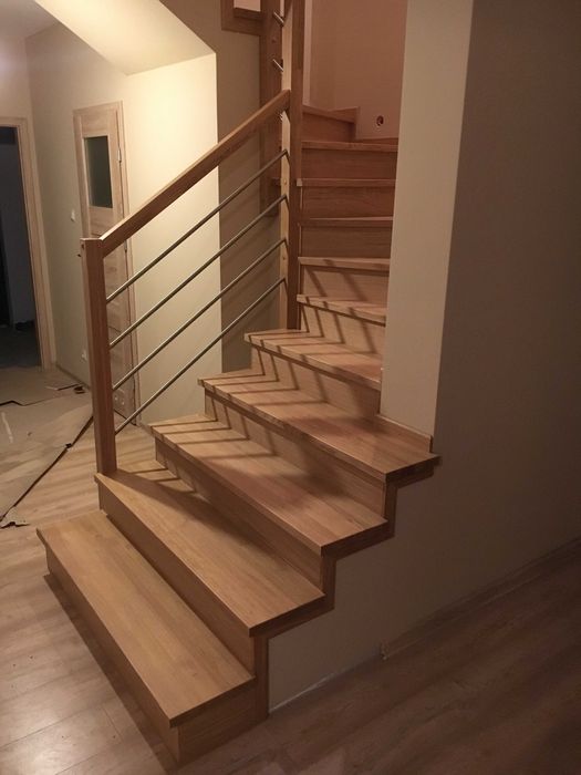 Schody dębowe z balustradą