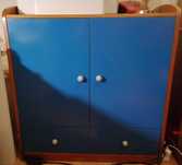 Comoda 2 portas 1 gavetão em pinho frentes lacadas a azul