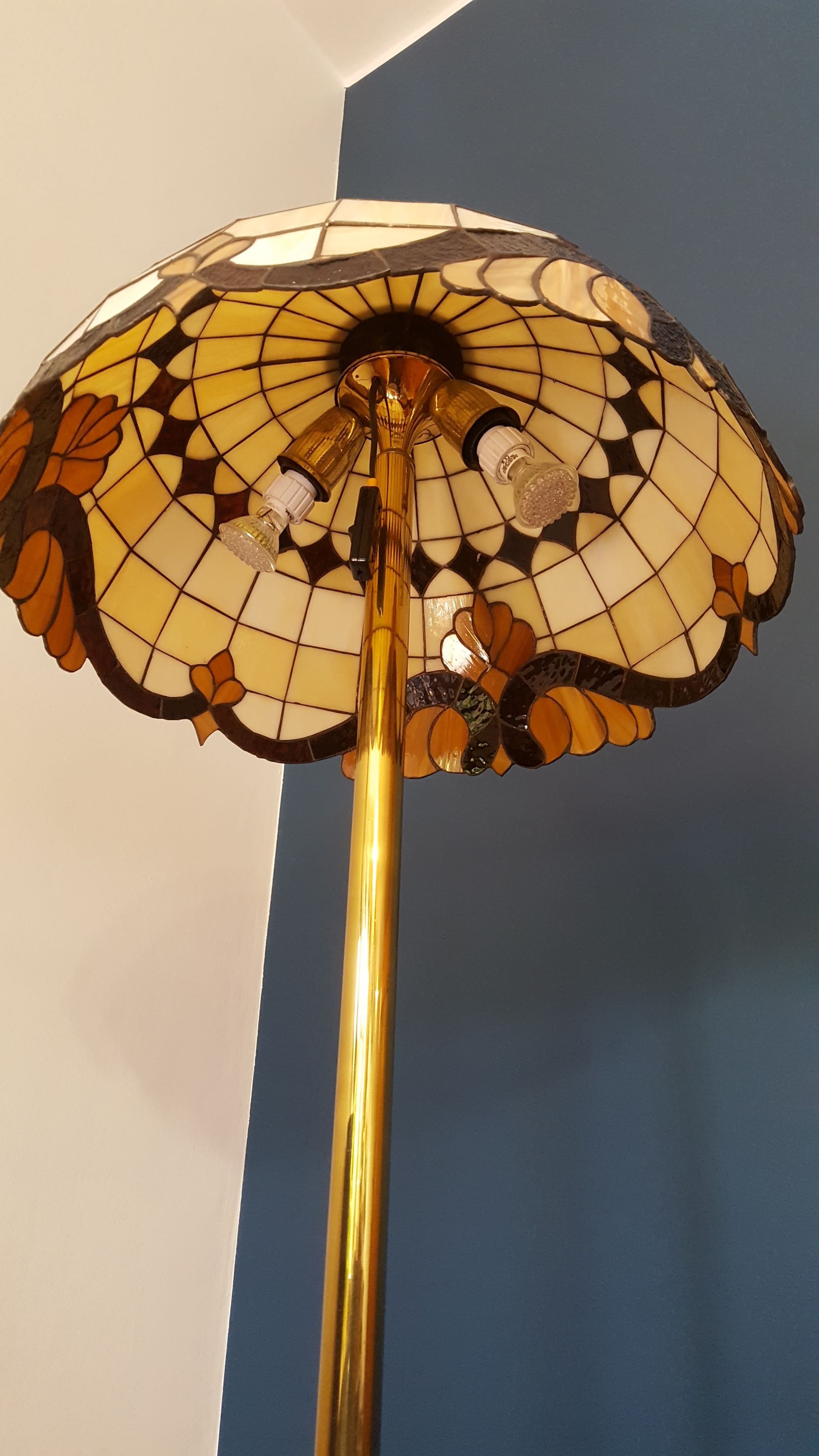 Dwie Lampy wiszące i jedna stojąca typu Tiffany komplet witraż.