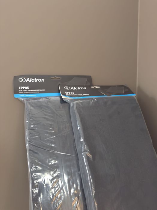 Podstawki pod monitory studyjne Alctron – para, nowe, 265x330 mm