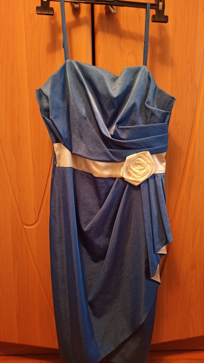 Elegancka sukienka damska w kolorze niebieskim z akcentem białego, r38