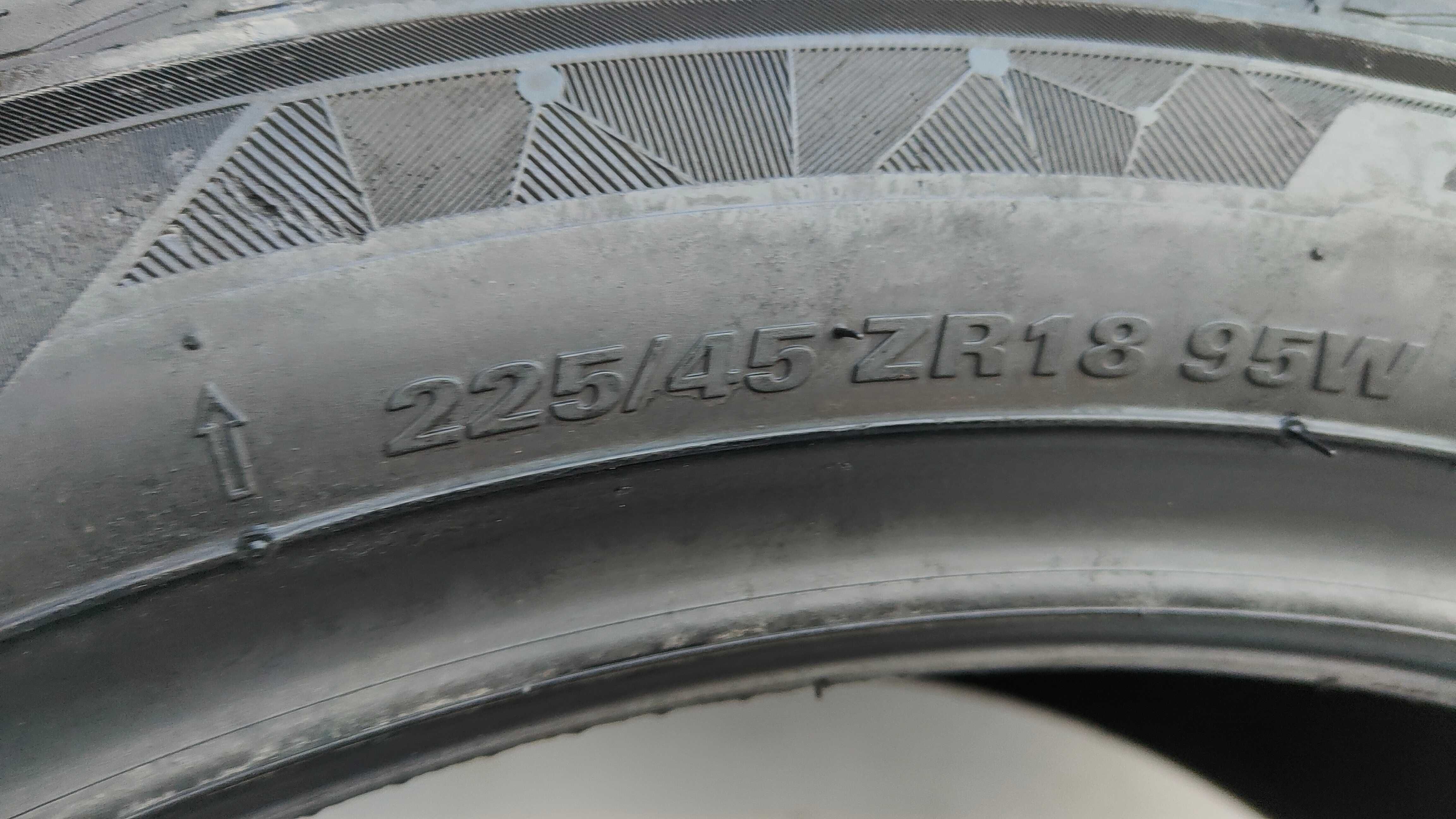 Opony Całoroczne 225/45/18 Kumho 2szt 2021r MB