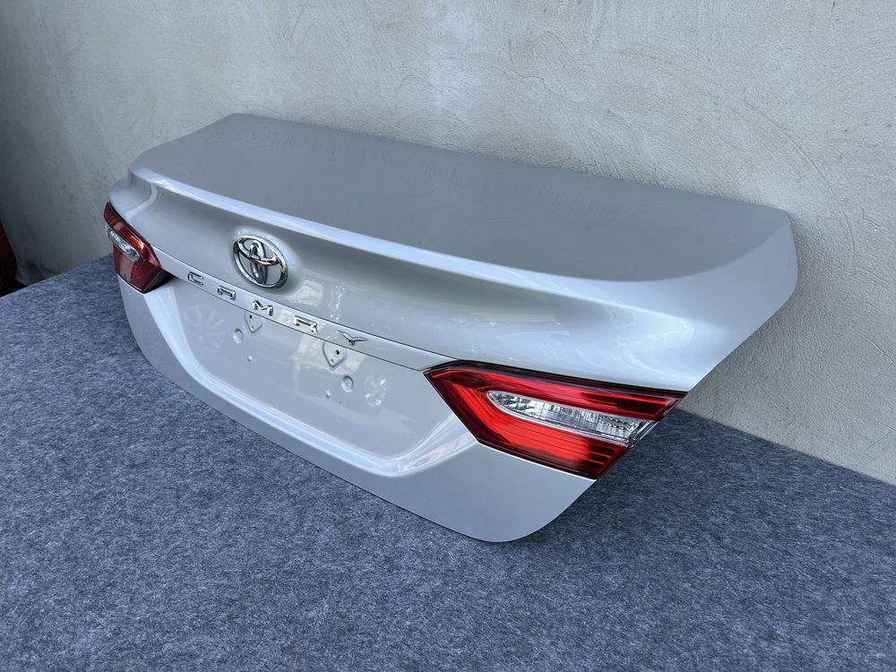 Ляда кришка багажника кляпа Camry v70 кемрі 70 сіра кришка багажника