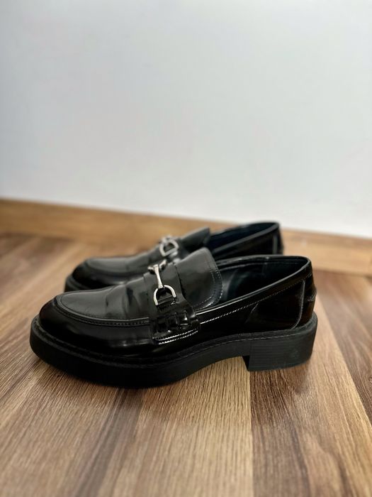 Czarne mokasyny z ozdobną klamrą Zara