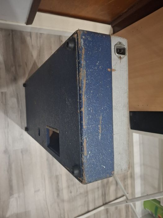 Órgão antigo portátil em caixa de madeira