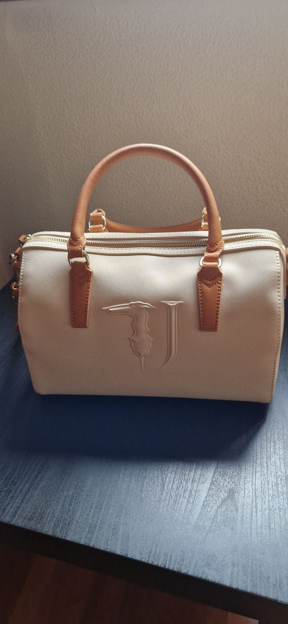 Mala Bege e Mel Trussardi Autêntica
