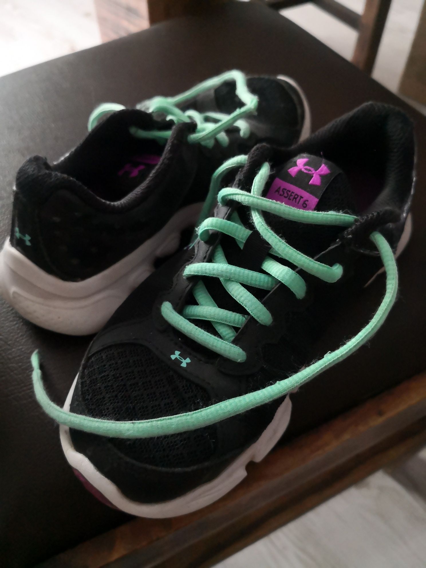 Under Armour Assert 6 roz. 32