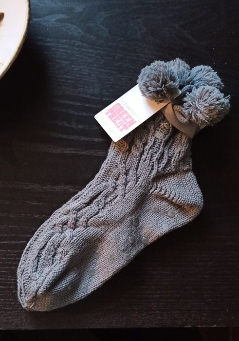 Domowe skarpety z pomponami