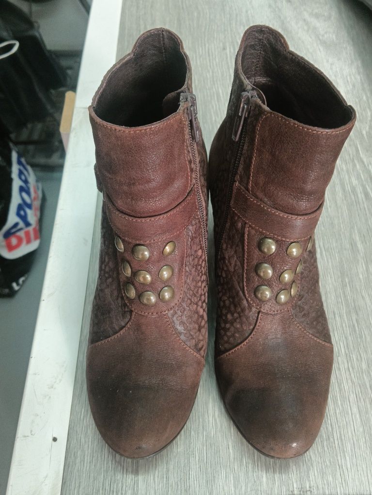Botins em pele verdadeira