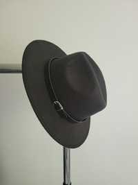 Czarny kapelusz z paskiem