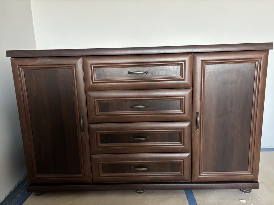 Komody brązowe do pokoju z półkami i szufladami