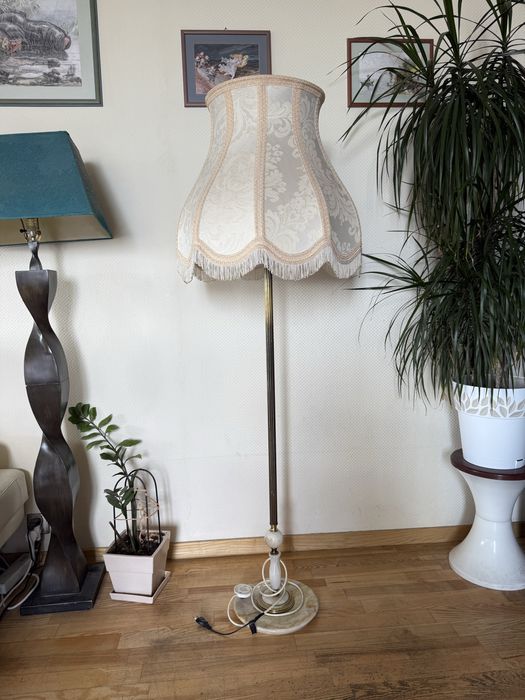 Mosiężna stojąca lampa vintage z ozdobnym kloszem