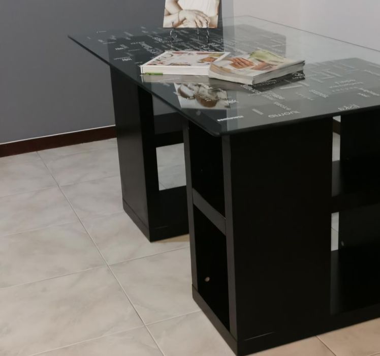 Mesa em vidro com pernas de prateleiras