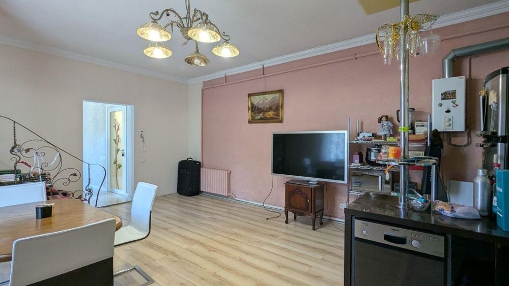 Продам дом из двух частей 100 м и 60 м с ремонтом (206-316