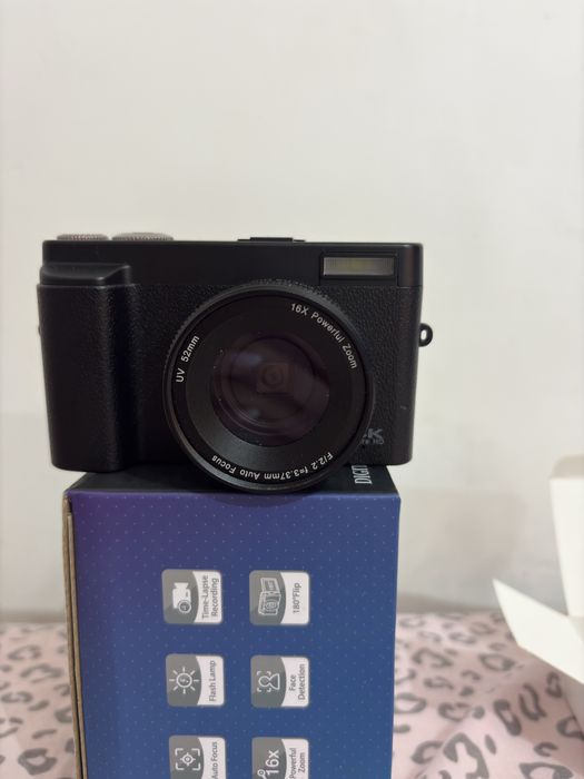 aparat cyfrowy z obrotowym ekranem/ digital camera