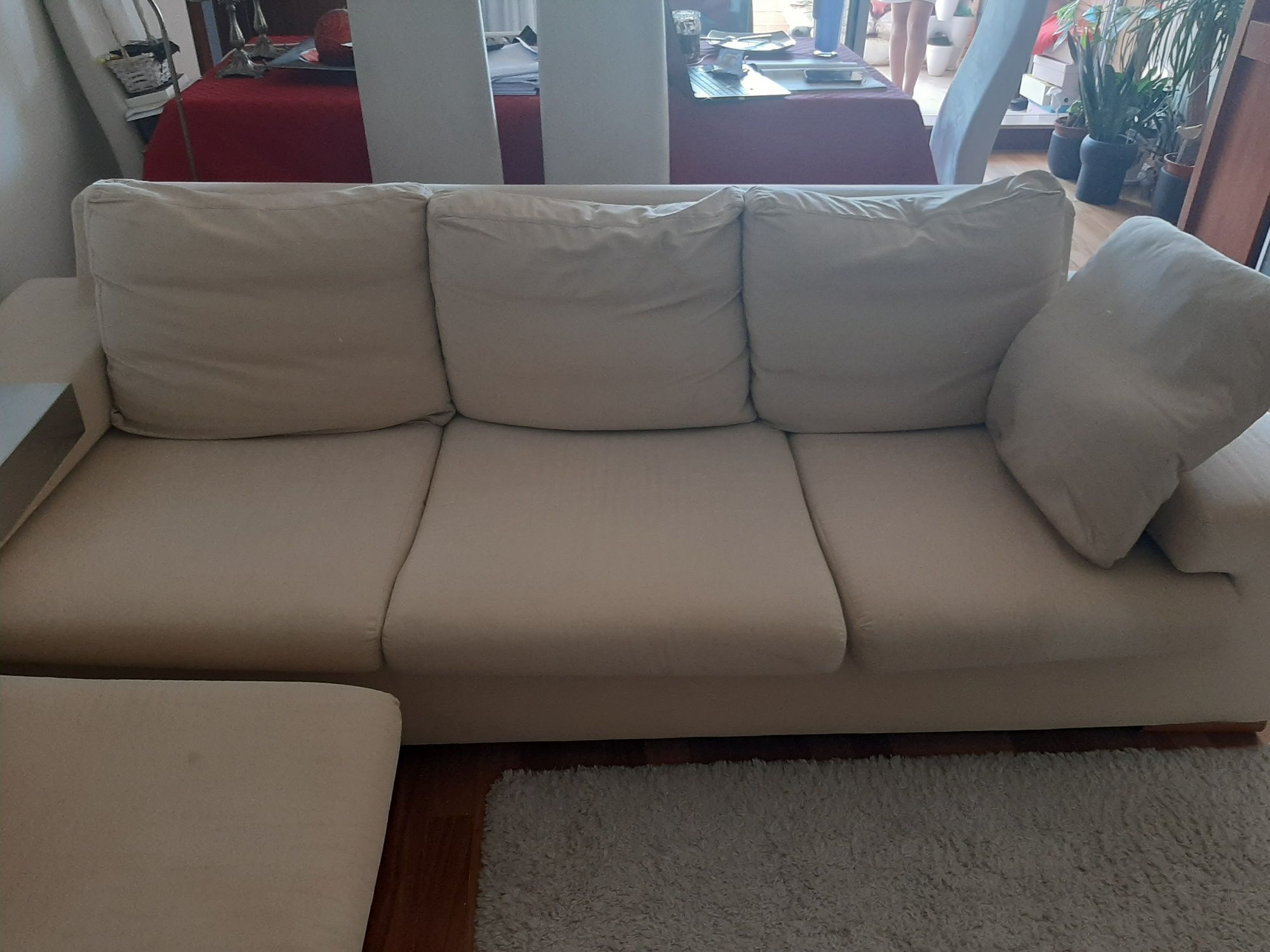 Sofá com chaise longue de plumas