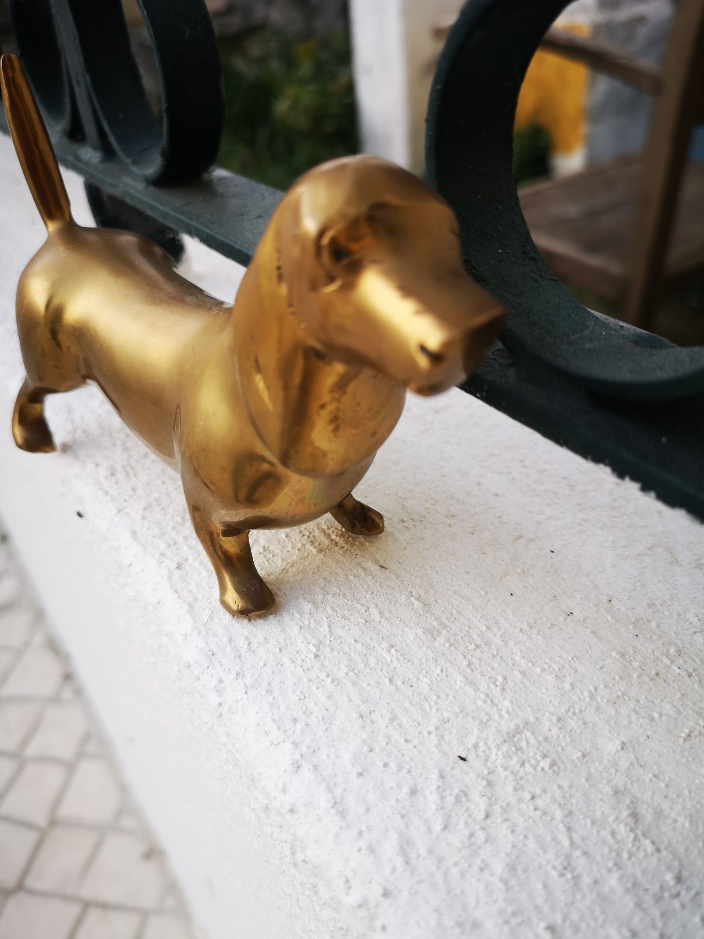 Figura de cão em bronze