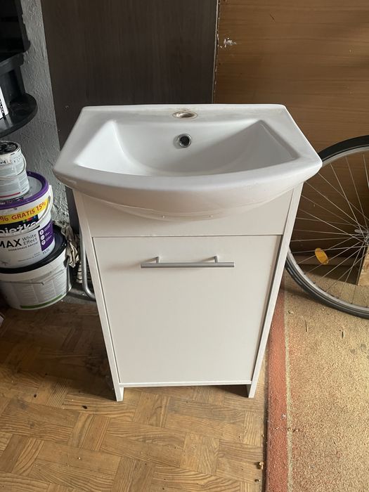 Szafka z umywalka