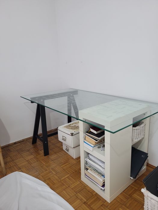Biurko ze szklanym blatem i półeczką