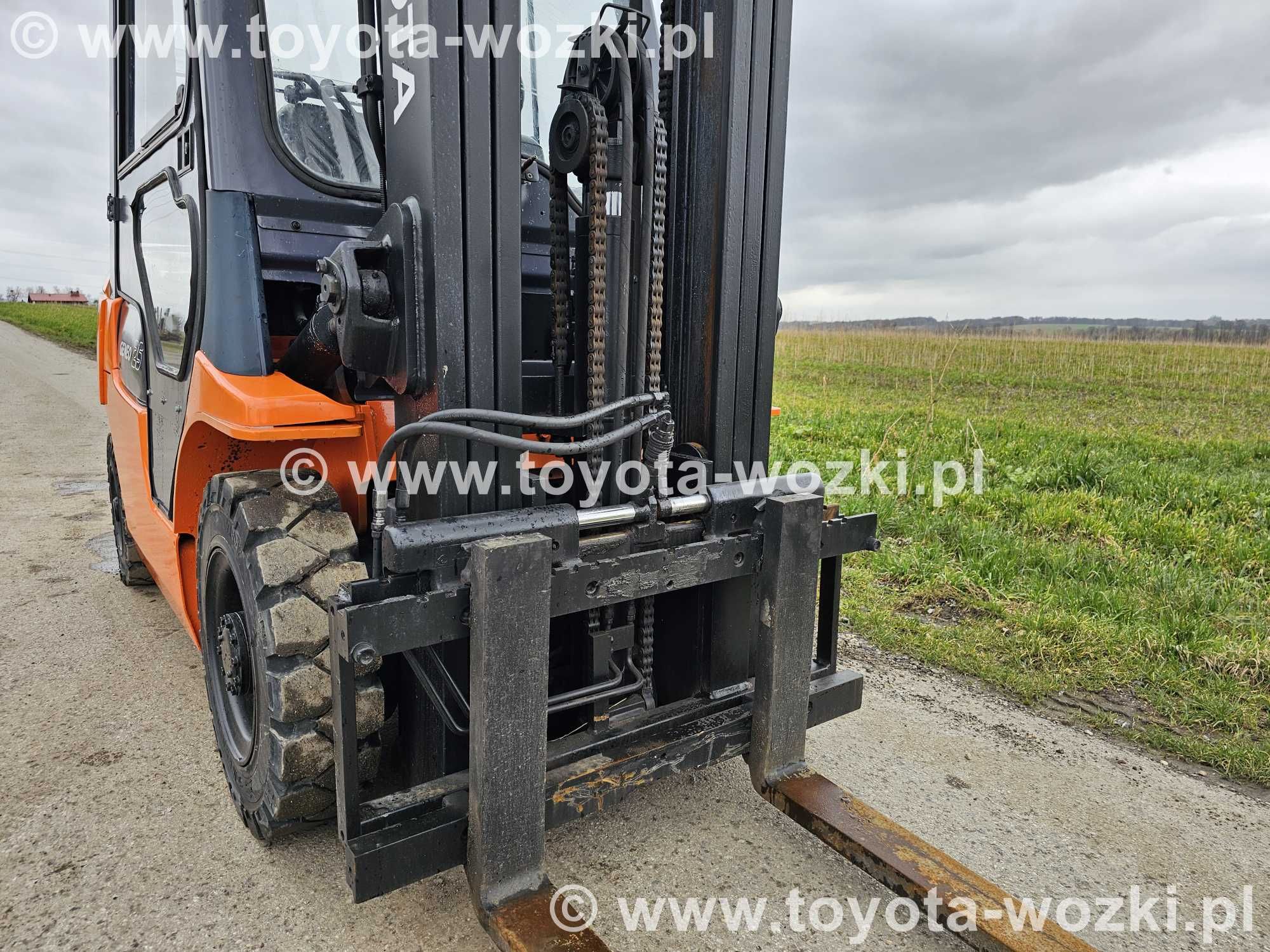 Wózek widłowy TOYOTA 7FDF25 triplex 2500 kg, TOYOTA 7FD25 widlak Linde