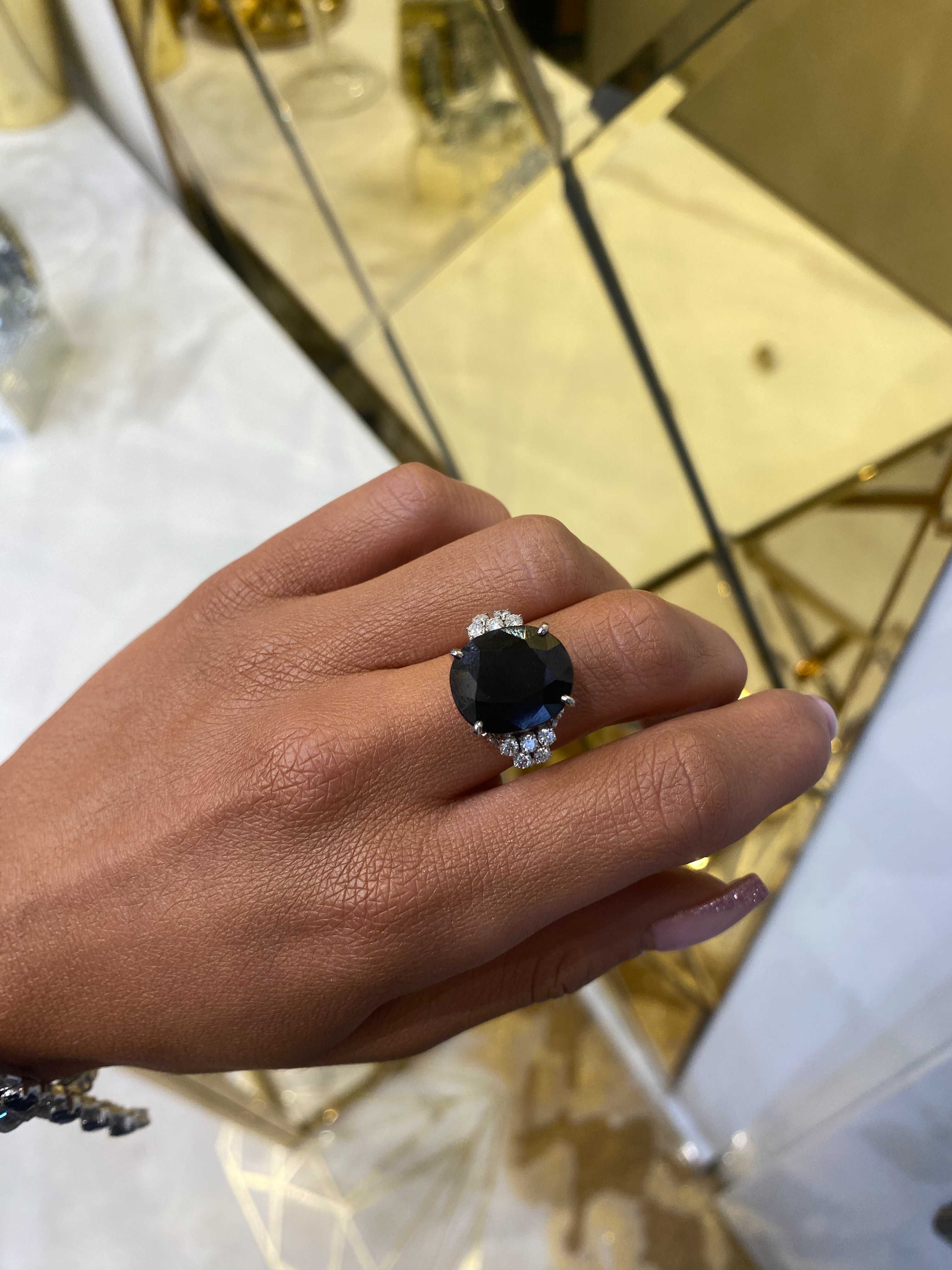 Pierścionek z naturalnym szafirem 12.50 CT i diamentami 0.39 CT