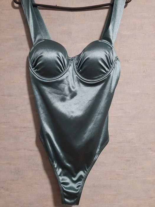 Блискуче боді з чашками