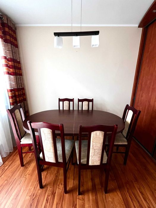 duży rozkładany drewniany stół + krzesła