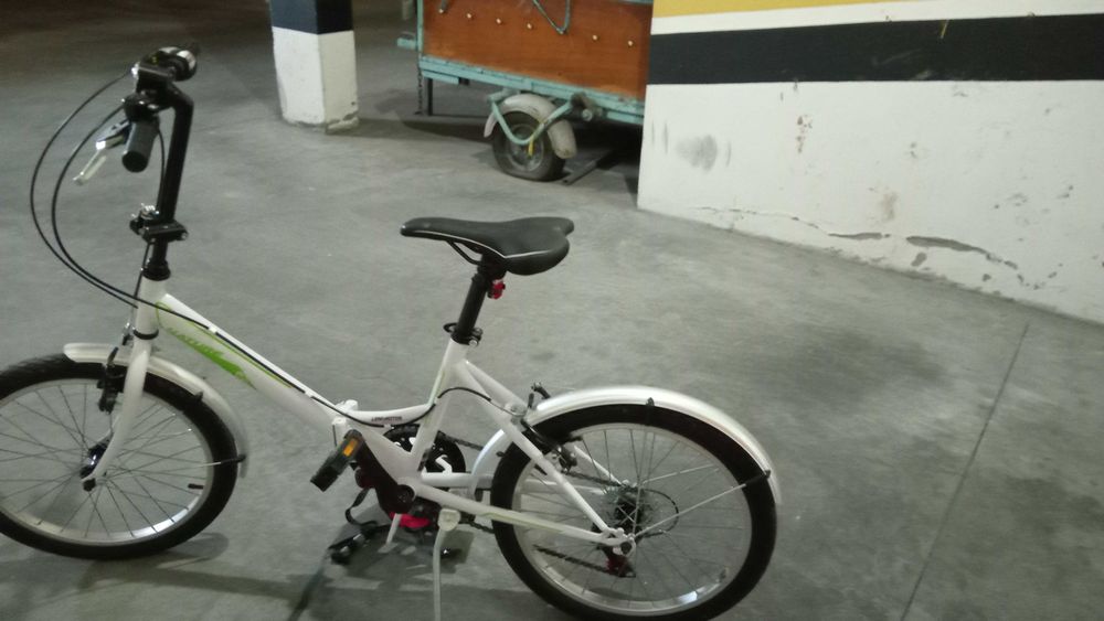 Bicicleta como nova mais capacete
