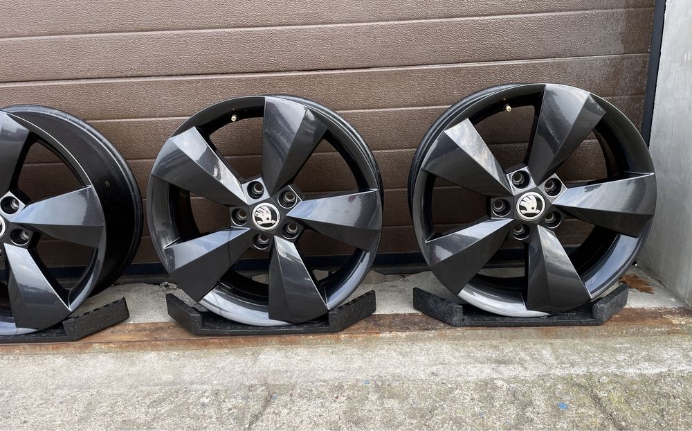 4x felgi aluminiowe 5x112 r17 et38 6,5J Alufelgi Czarne Oryginał Skoda