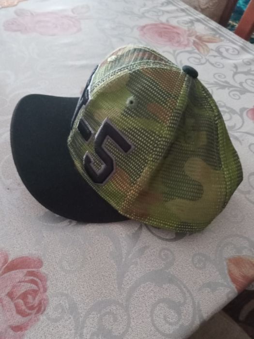 Nowa czapka z wygiętym daszkiem chłopięca 7-10 lat