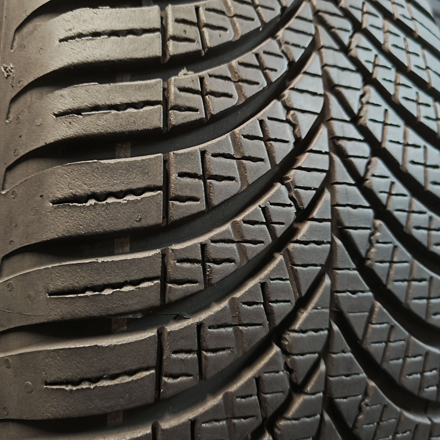 205/55/17 XL Sprzedam parę opon całorocznych Goodyear
