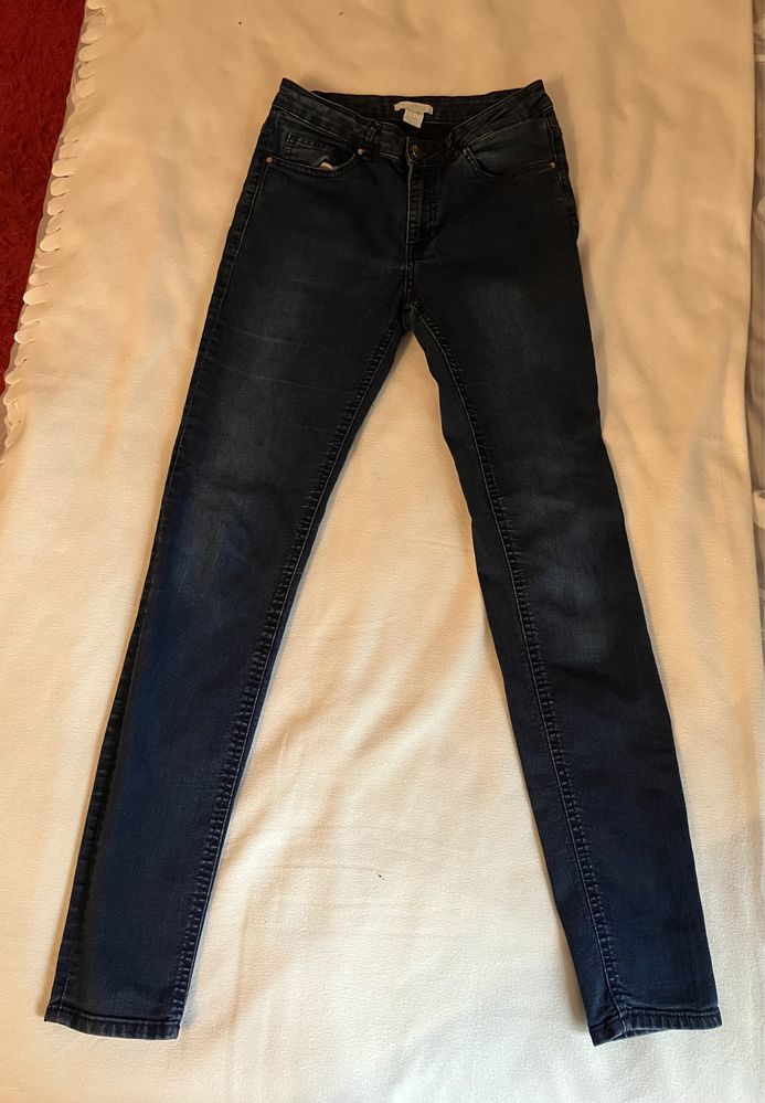 Niebieskie proste dopasowane jeansy, firmy H&M, rozmiar S/36
