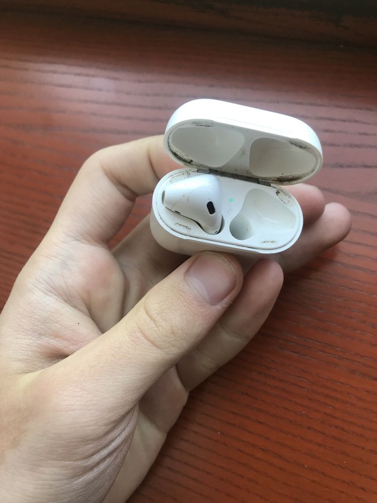 Продам air pods 2 только левый наушник и кейс(оригинал)