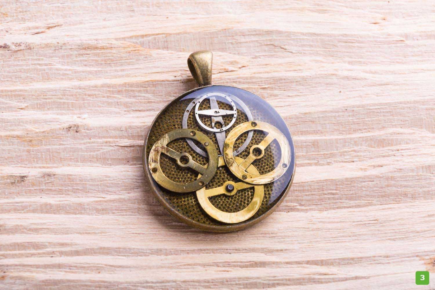 Wisiorek steampunk z zębatek od zegarków design