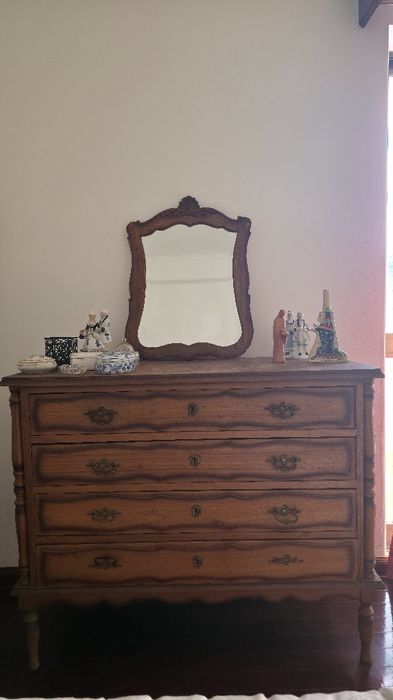 Cómoda Antiga Clássica (4 Gavetas) com Espelho Moldurado em Madeira