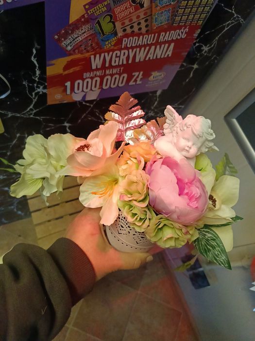 Malutki stroik na grobek małego dziecka dziewczynka z aniołkiem