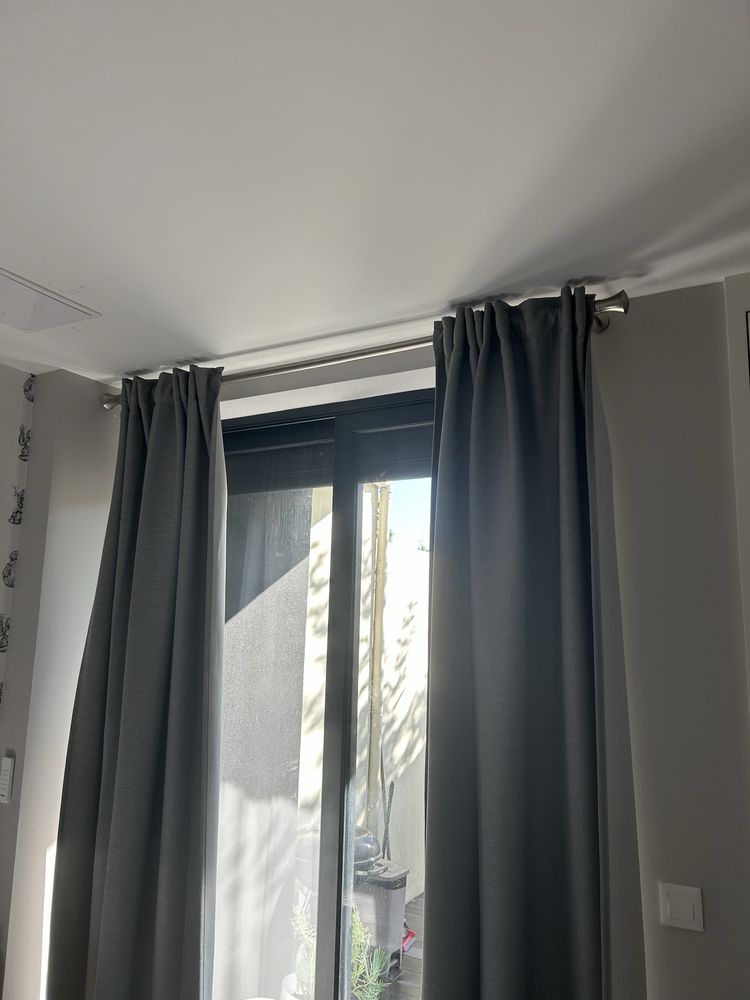 2 cortinasos cinzentos