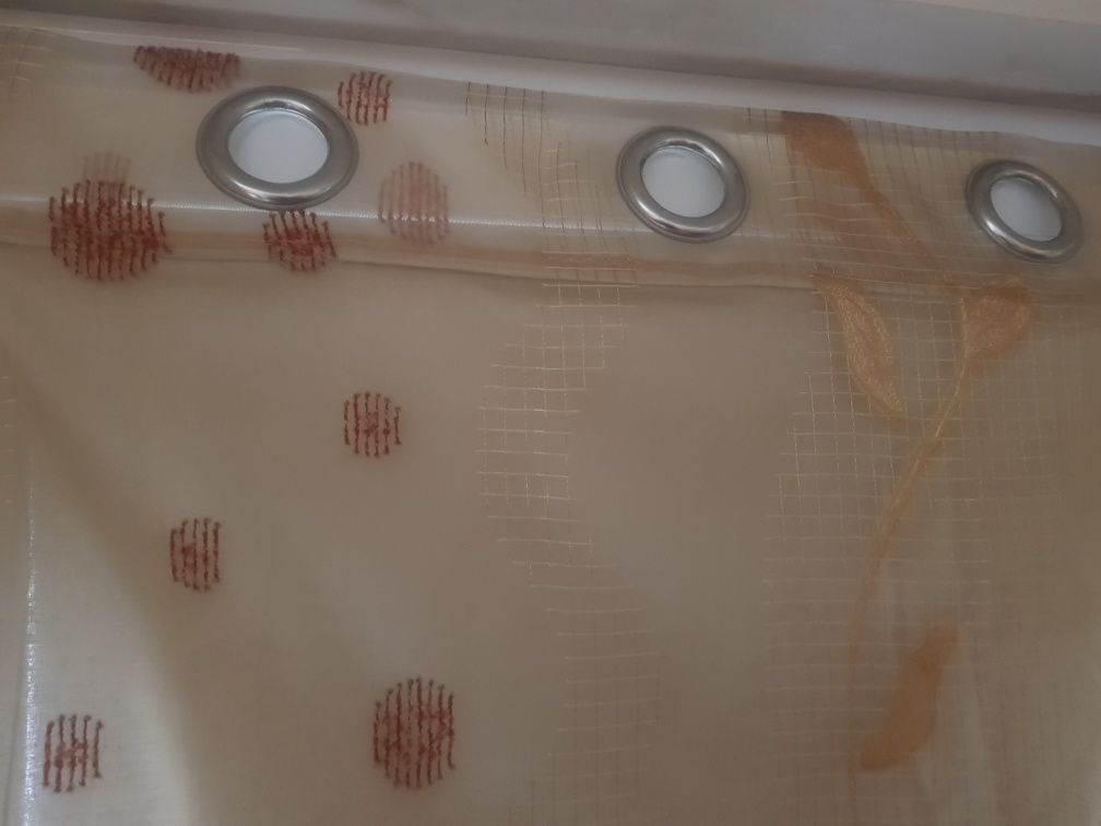 Cortinado voile transparente bege com desenhos cor de tijolo e dourado