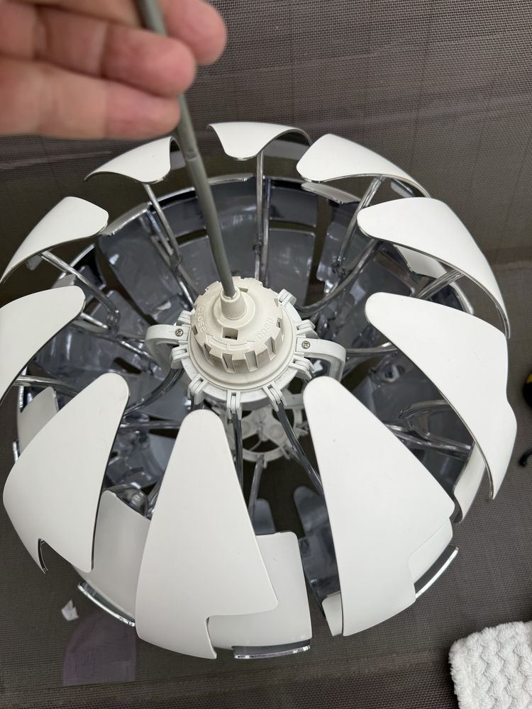 Lampa sufitowa IKEA 35 cm bialo srebrna futurystyczna